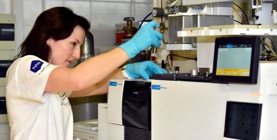 Katedra analytické chemie získala nový přístroj, který zvládne i pyrolýzu vzorků